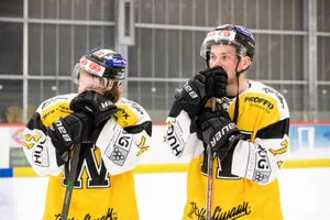 https-zueriost-ch-sites-default-files-elvis-media-2022-03-_oho4220_preview-jpg Grenzenlose Leere: Dennis Urech (links) und Teamkollege Denis Vrabec nach Spielschluss., Luzi Schneider (Mitte) mag nicht hinsehen, wie die Frauenfelder feiern. , Ein schwieriger Gang: Die Wetziker gratulieren Gewinner Frauenfeld., Leidet mit: EHCW-Sportchef Diego Piceci (Mitte).