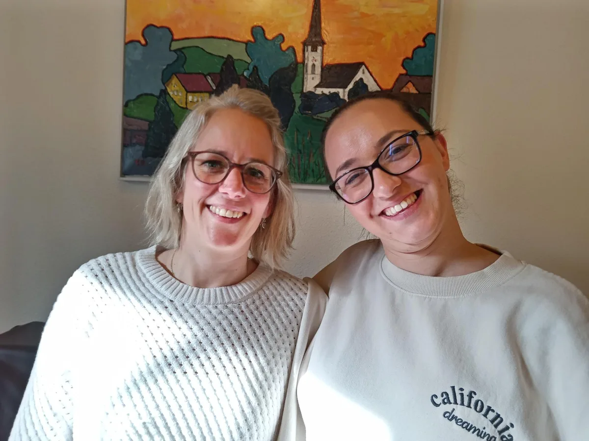 Renate Stucki (links) und Alisa Kurtanovic kümmern sich bei der Spitex Mittleres Tösstal um das Wohl der Patienten., An einem Vortragsnachmittag im &nbsp;Chiletreff Turbenthal haben sie ihre Arbeit vorgestellt., Im Nachgang verteilten sie noch nützliche Werbegeschenke.