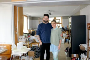 https-zueriost-ch-sites-default-files-elvis-media-2022-03-ausverkauf-frohsinn-kollbrunn-peter-luethi-sanja-sirovina_preview-jpg Zum Abschied vom «Frohsinn» verkauften Peter Lüthi und Sanja Sirovina ihr Inventar., Besonders Deko-Artikel erfreuten sich dabei grosser Beliebtheit., Lüthi und Sirovina können sich trotz Ausverkauf vorstellen, nochmals ein Abenteuer in der Gastronomie zu wagen.