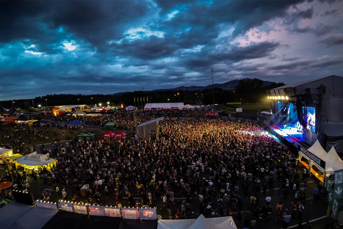 https-zueriost-ch-sites-default-files-elvis-media-2022-03-hinwil_22-06-14_rockthering_8_fsm_001v2_preview-jpg Am Rock the Ring 2022 ist wieder Feiern angesagt.