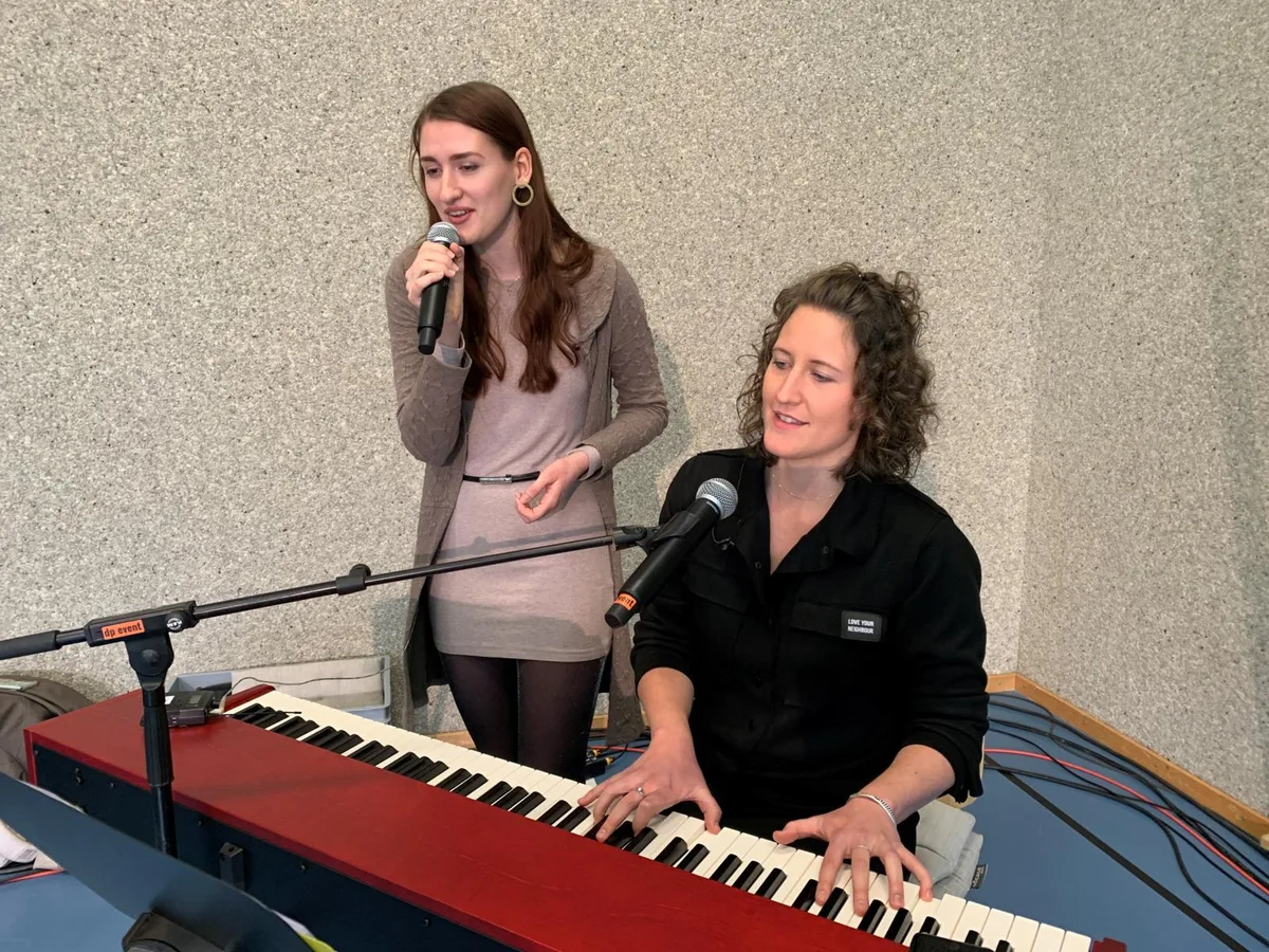Michelle Meier und die «multifunktionale» Verwaltungsangestellte Jacqueline Bachmann sorgten für die musikalische Umrahmung. 