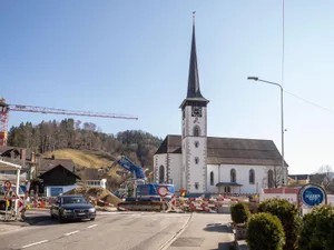 https-zueriost-ch-sites-default-files-elvis-media-2022-04-240322-turbenthal-baustelle-agy14-1_preview-jpg Durchfahrt verboten: Die Kreiselbaustelle in Turbenthal tangiert auch die lokalen Unternehmen, mit unterschiedlichen Folgen., Wirtin Martha Aeschlimann hat seither viel weniger Gäste im «Sternen»., Auch die Konditorei Janz hat weniger Kunden. Die drei Geschäftsführer (von links) Simon Hasnedl und Christian und Kathrin Janz.
