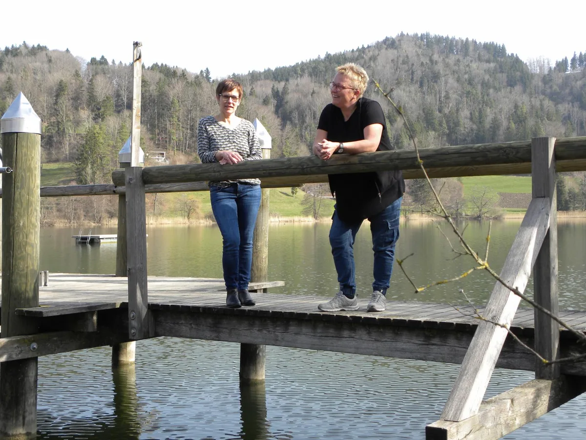 Esther Kammermann (links) und Sonja Koch sind gespannt auf die erste Saison am Bichelsee., Sie treten die Nachfolge von Guido Müller an., Guido Müller (links) war 40 Jahre Bademeister am Bichelsee, hier mit seiner langjährigen Mitarbeiterin Conny., In der Nebensaison liegt der Bichelsee malerisch und unberührt da.