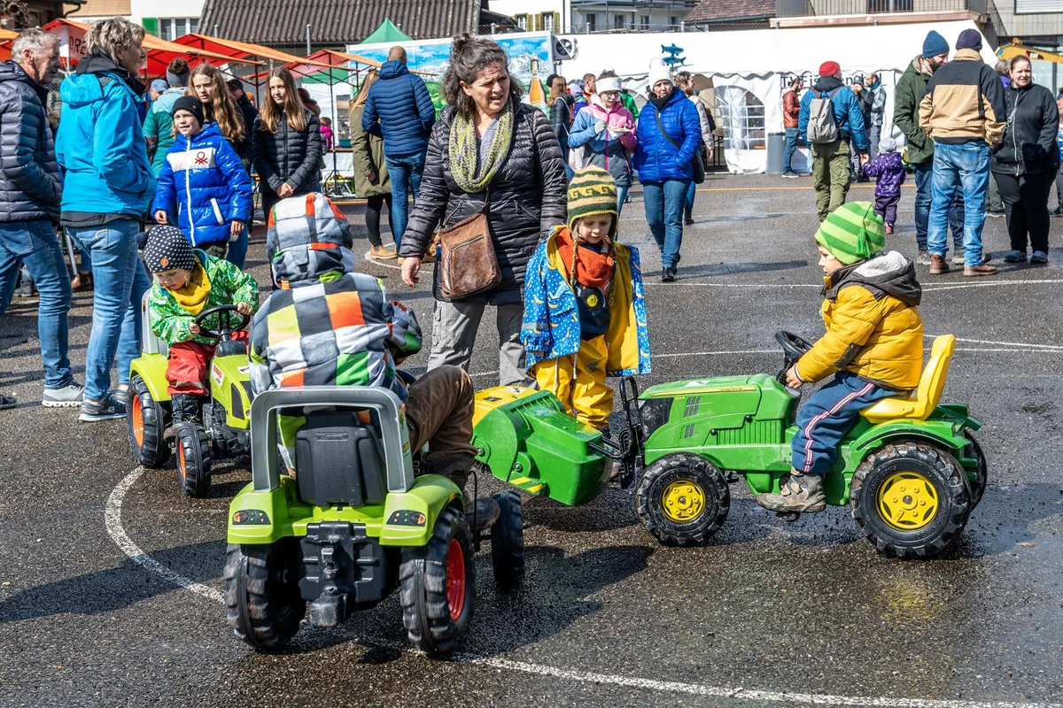 https-zueriost-ch-sites-default-files-elvis-media-2022-04-fruehlingsmarkt-fischenthal-gu-18_preview-jpg Früh übt sich: Die Kleinsten waren mit Traktoren am Frühlingsmarkt in Fischenthal unterwegs., Dieser fand trotz durchzogenem Aprilwetter statt., Wer baggert am besten? Diese Frage stellte man sich hier wohl des öfteren., Der Markt bot auch musikalisches Unterhaltungsangebot., Diese kam gut beim Publikum an - die Besuchenden liessen sich die Laune vom Aprilwetter nicht verderben., Insgesamt war die Veranstaltung für Gross und Klein etwas.