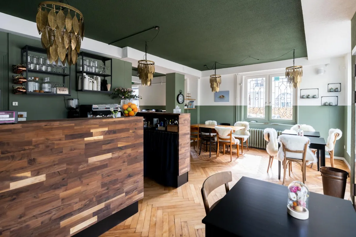 Mit der Hilfe ihrer Familie gestaltete Alexandra Kindlimann das Interieur des Cafés. (Foto: Christian Merz)