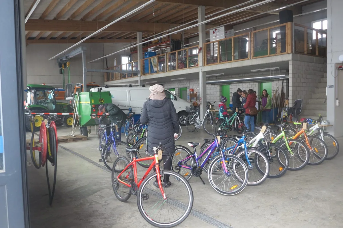 img_5021_preview Zum neunten Mal veranstaltete der Familienverein Turbenthal eine Velobörse., Trotz garstigem Wetter kamen viele Besucher vorbei und drehten Proberunden auf den Velos., Angeboten wuden Velos in unterschiedlichen Farben und von verschiedenen Marken.
