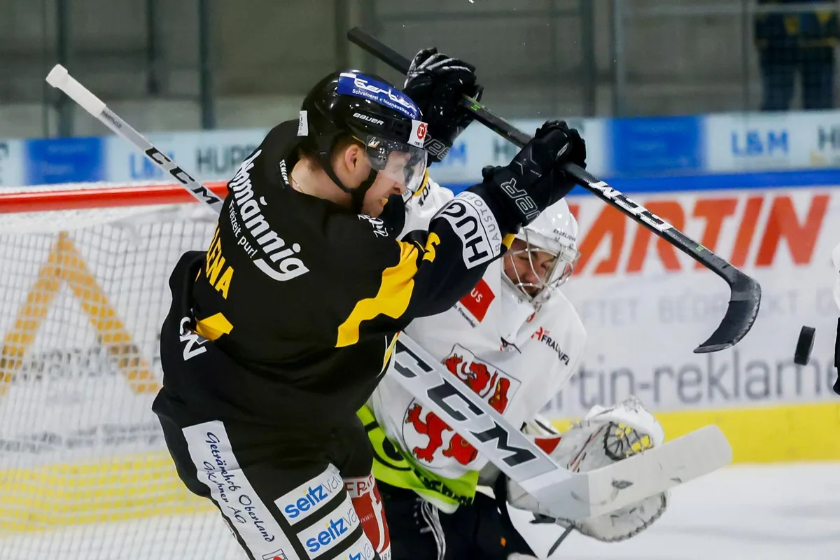 https-zueriost-ch-sites-default-files-elvis-media-2022-04-sport_05032022_ehwetzikon_crm_05_preview_0-jpg Geht dahin, wo es weh tut – vors Tor. Der Wetziker Nico Alena (links) im Duell mit Frauenfelds Goalie Remo Oehninger.