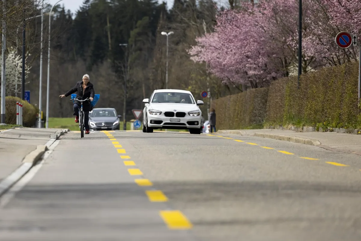 uster_09042021_brandstrasse_crm_1_preview An der Brandstrasse sind die Velostreifen bereits 1,5 Meter breit. Das soll nun auch auf der Oberlandstrasse passieren.