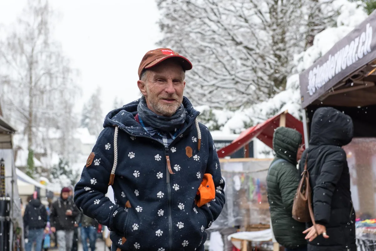 bauma-fruehlingsmarkt-2022-21_preview Trotz winterlichem Wetter..., ... zog es am Wochenende zahlreiche Menschen an den Baumer Frühlingsmarkt., Verkauft wurden mitunter Skulpturen...., ... Honig aus eigener Imkerei..., ....Wurstwaren und Käse..., ... und viele andere handgemachte Waren und Spezialitäten aus der Region., Daneben vergnügten sich die Besuchenden am Schiessstand..., ... auf dem Karussell..., ...am Spielstand oder bei weiteren Attraktionen., Glacé gab es bei diesem Wetter keines, dafür aber Zuckerwatte.