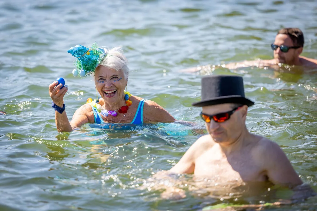 https-zueriost-ch-sites-default-files-elvis-media-2022-04-blaueierschwimmen-ostern-uster-crm-16_preview_0-jpg Eine von 433 Teilnehmerinnen beim Blaueierschwimmen: Gerda Holliger aus Gossau., Sie stürzte sich am Ostermontag in den 13 Grad kalten Greifensee., In der Badi Niederuster galt es eine 20 Meter lange Strecke bis zum Sprungturm zurückzulegen., Dort angekommen konnten sich die Teilnehmenden ein blaues Osterei abholen.