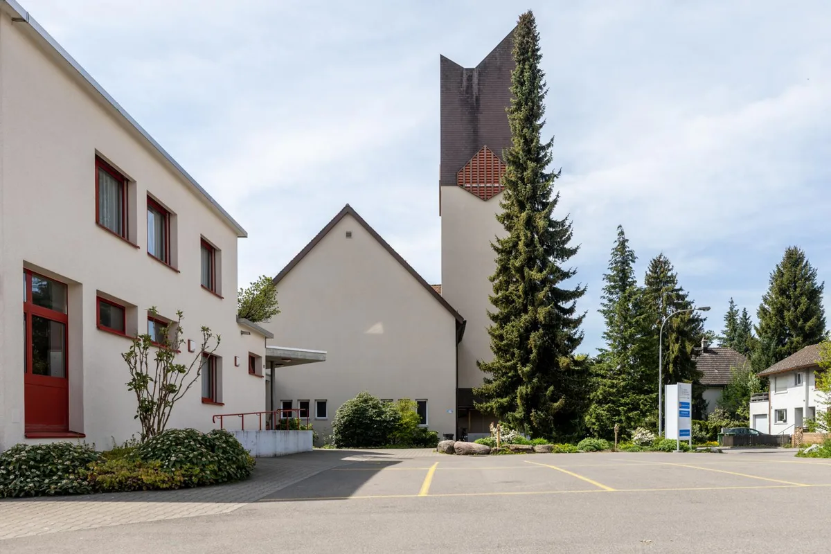 Bild der katholischen Kirche Hinwil. 