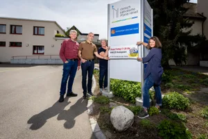 https-zueriost-ch-sites-default-files-elvis-media-2022-04-fiirabigmarkt-markt-hinwil-crm-3_preview-jpg Vier der fünf Organisatoren: Peter Herren, Brigitte Wälchli, Fridolin Landolt und Daniela Lorenz (v.l.n.r.).