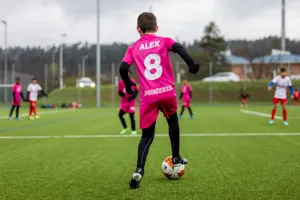 https-zueriost-ch-sites-default-files-elvis-media-2022-04-footrebels-fussball-sport-uster-crm-13_preview-jpg Rosa Trikots mit den Vornamen auf der Rückseite: Die Ustermer Footrebels fallen auf dem Platz auf.
