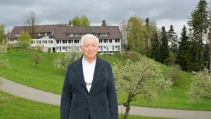 https-zueriost-ch-sites-default-files-elvis-media-2022-04-otto-braendli-altersheim-boendler-2_preview-jpg Im Altersheim Böndler hat der Lungenarzt Otto Brändli seine ersten Lebensjahre verbracht., Seine Eltern Luise und Otto waren dort bis 1978 Heimleiter., Otto Brändli (rechts) mit seinen Geschwistern Werner und Elisabeth., Der Böndler von damals war noch kein klassisches Altersheim, wie wir es heute kennen. Hier die Anstalt im Jahr 1961.