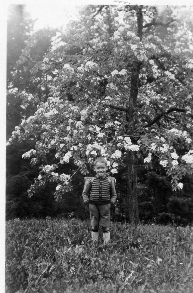 Auf dem Foto sieht man Otto Brändli als jungen Knaben mit seinem Schulthek, an seinem ersten Schultag. Es handelt sich um ein schwar/weiss-Foto.