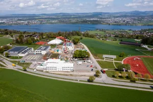 https-zueriost-ch-sites-default-files-elvis-media-2022-04-sportanlage-looren-gemeinde-maur-crm-10_preview_0-jpg Die Looren-Anlage zwischen Aesch und Ebmatingen ist erheblich teurer geworden.