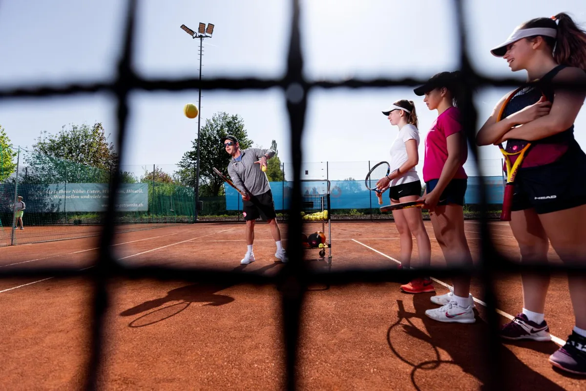 https-zueriost-ch-sites-default-files-elvis-media-2022-04-tennis-nachwuchs-uster-crm-8_preview-jpg Für Michael Achleitner ist gerade die Entwicklung im Leistungsbereich besorgniserregend., Achleitner ist seit 2018 mit seiner Tennisschule in Uster., Der Österreicher trainiert in seiner Tennisschule einen Grossteil der regionalen Nachwuchs-Kaderspielerinnen