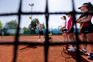 https-zueriost-ch-sites-default-files-elvis-media-2022-04-tennis-nachwuchs-uster-crm-8_preview-jpg Für Michael Achleitner ist gerade die Entwicklung im Leistungsbereich besorgniserregend., Achleitner ist seit 2018 mit seiner Tennisschule in Uster., Der Österreicher trainiert in seiner Tennisschule einen Grossteil der regionalen Nachwuchs-Kaderspielerinnen