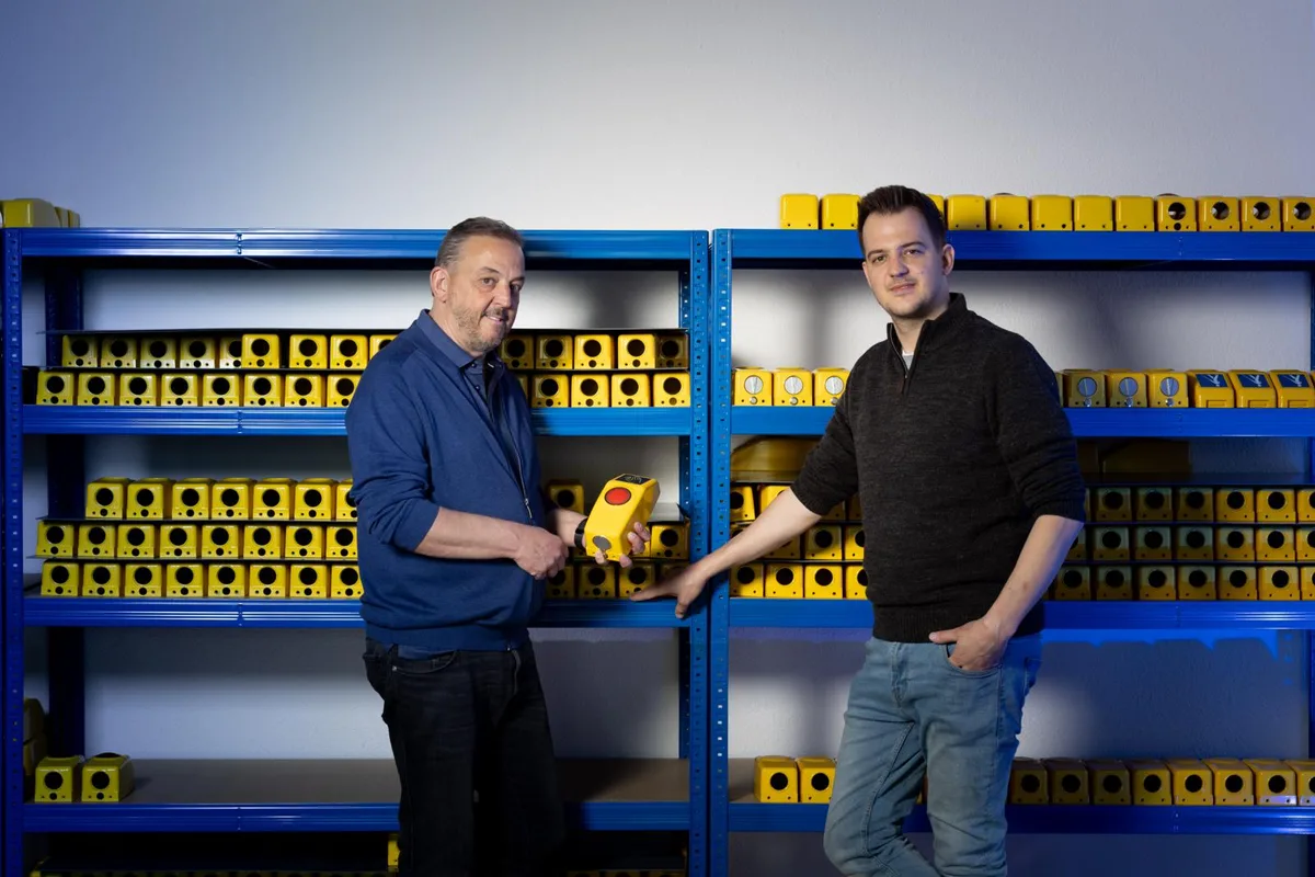 https-zueriost-ch-sites-default-files-elvis-media-2022-04-traxio-verkehrsleitfuehrung-fehraltorf-crm-3_preview-jpg Kurt Glaus (l.) und Sohn Fabian entwickeln und testen laufend neue Fussgängerdrücker.