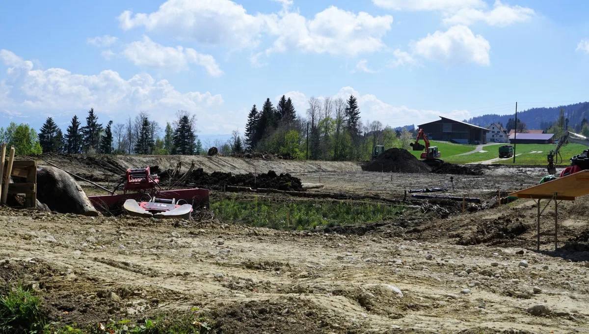 https-zueriost-ch-sites-default-files-elvis-media-2022-04-unterer-seelisbergweher-fischenthal-gibswil-sanierung_preview-jpg Anstatt einem Weiher trifft man aktuell eine Baustelle an., Der Weiher wurde bereits im Herbst 2020 entleert., Beim oberen Seelisbergweiher konnte man den Damm letztes Jahr verstärken.