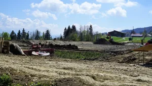 https-zueriost-ch-sites-default-files-elvis-media-2022-04-unterer-seelisbergweher-fischenthal-gibswil-sanierung_preview-jpg Anstatt einem Weiher trifft man aktuell eine Baustelle an., Der Weiher wurde bereits im Herbst 2020 entleert., Beim oberen Seelisbergweiher konnte man den Damm letztes Jahr verstärken.
