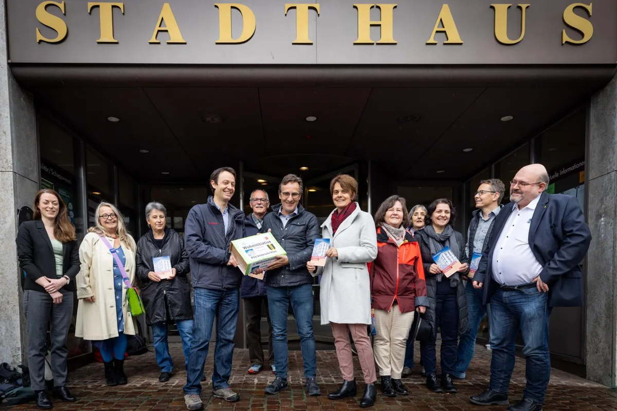 https-zueriost-ch-sites-default-files-elvis-media-2022-04-wohninitiative-politik-unterschriften-wetzikon-crm-1_preview-jpg Am Freitag brachten Kaspar Spörri (Grüne) und Brigitte Meier Hitz (SP) ihre neue Wohnungsinitiative vor den Wetziker Stadtrat., Sie haben über 800 Unterschriften gesammelt., Stadtpräsident Ruedi Rüfenacht (EVP) nahm die Initiative entgegen.