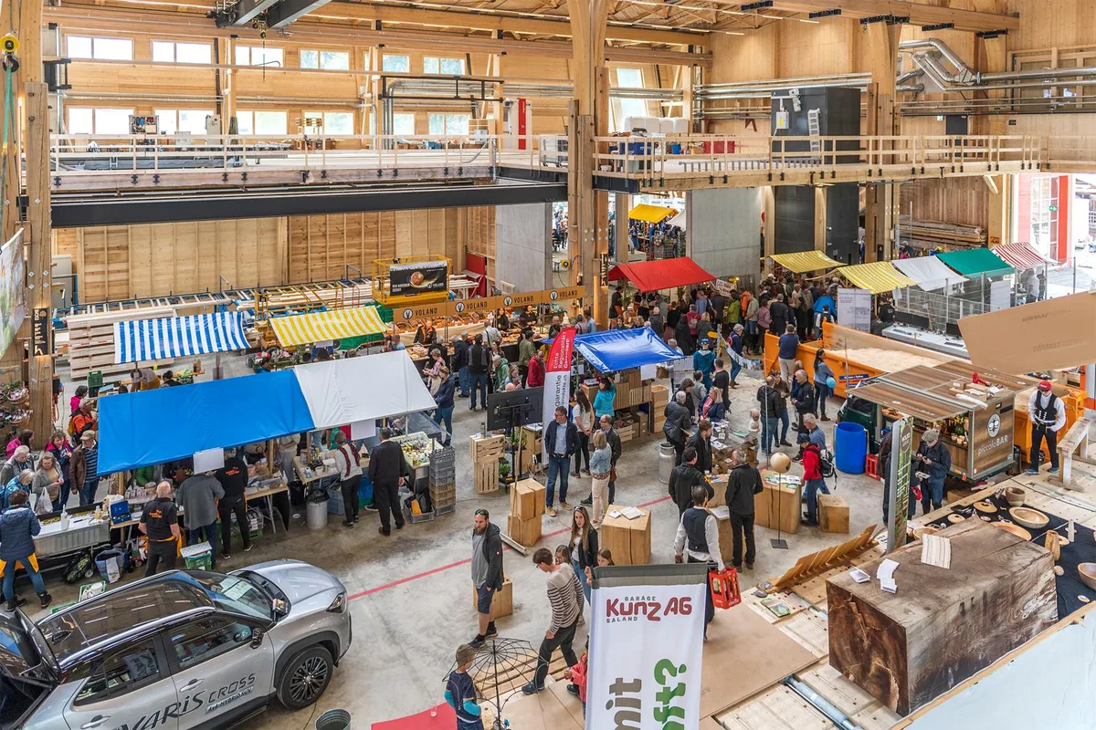 https-zueriost-ch-sites-default-files-elvis-media-2022-05-kaesemarkt-saland-2022-gu-08_preview-jpg Der Oberländer Käsemarkt fand in einer grossen Halle in Saland statt - nach zweijähriger Corona-Pause., Zeitweilig war kein Durchkommen mehr an den Degustationsständen., Bei über 200 Käsesorten sollten für jeden Geschmack etwas dabei gewesen sein., Etwa 35 Produzentinnen und Produzenten präsentierten sich in der Halle., Ein Besuch im Käsekeller ist eindrücklich - besonders für die Nase.., Haben ihre Halle zur Verfügung gestellt: Michael Bernahrd, Othmar Hasler und Nathanael Weiss von der Schindler & Scheibling AG., Familie Guntern aus Wila freut sich auf die Käse-Degustation., Der Chällerhocker aus Tuffertschwil wird in Toggenburger-Tracht serviert., Familie Pfister aus Wila hat einen Sonntagsausflug nach Saland gemacht., Auch für die Unterhaltung der Kleinen war gesorgt., Die Alphorngruppe Breitenegg aus Goldingen., Urchige Alphornklänge verzaubern das Publikum., Familie Hachen aus Pfäffikon lauscht den Alphornklängen., Tamara und Heiri brachten die Schwyzerörgelimusik Züri Wyland nach Saland., Die Bachtel Trychler in ihrem Element., Es muss nicht immer Käse sein. Erdbeertörtchen gab es auch.