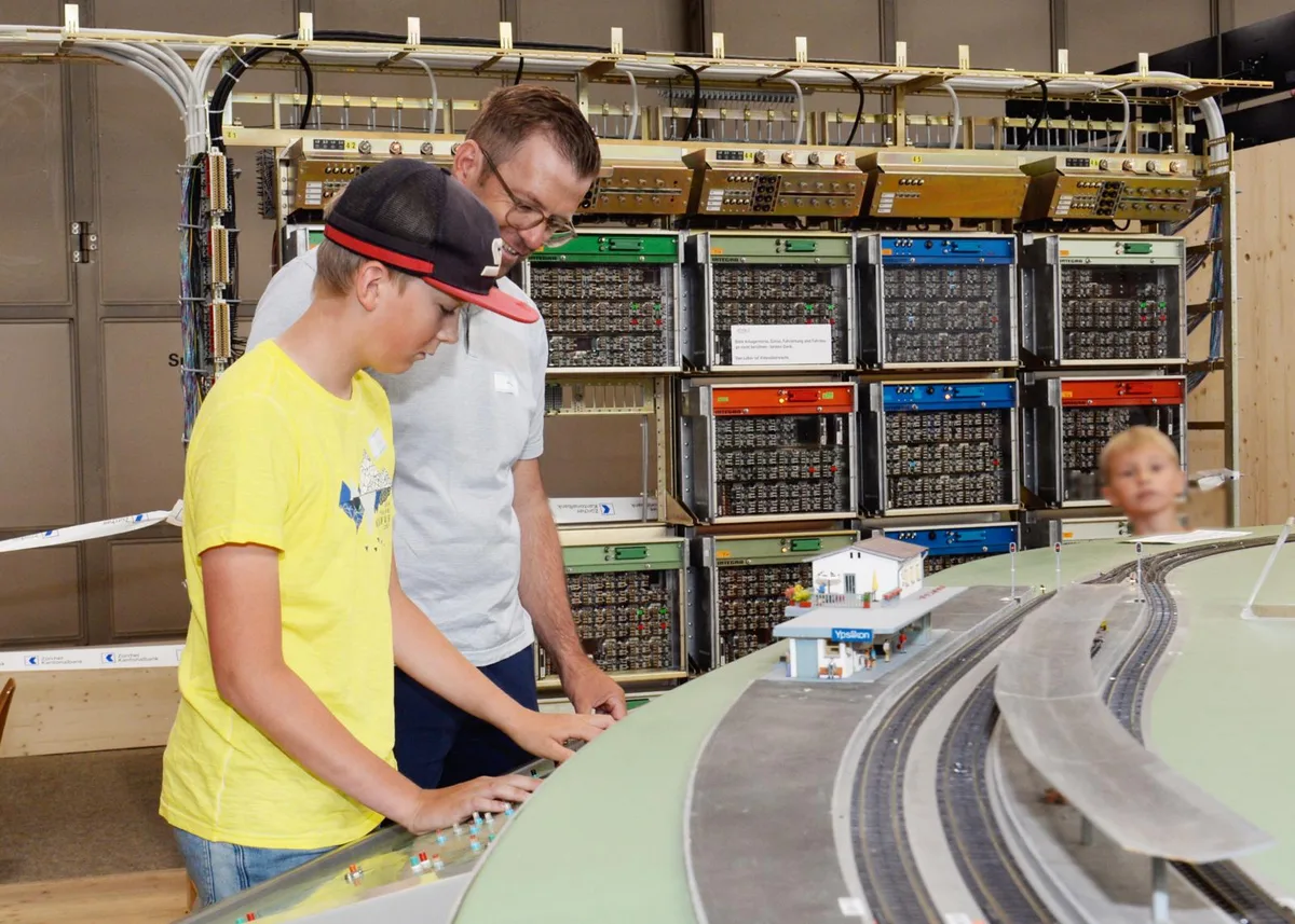 Vater und Sohn am Schaltpult., Blick in die Leitzentrale., Basil am ältesten Stellwerk. , Spannende Einblicke in die Eisenbahnwelt., Fehlersuche mit Funkgerät., Da Schlägt das Herz des Modellfans höher.