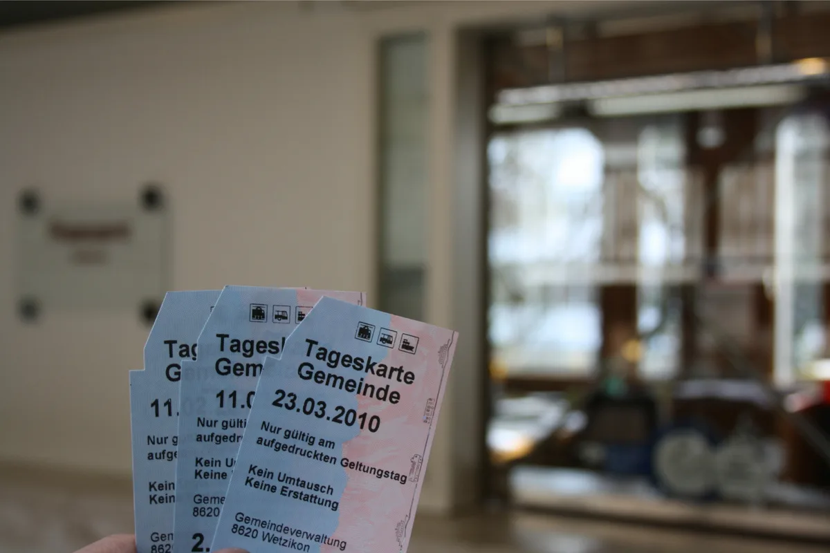 Gibt es in Fehraltorf am Vortag der Reise ab 12 Uhr neu für nur 25 Franken: die beliebten Tageskarten der SBB.
