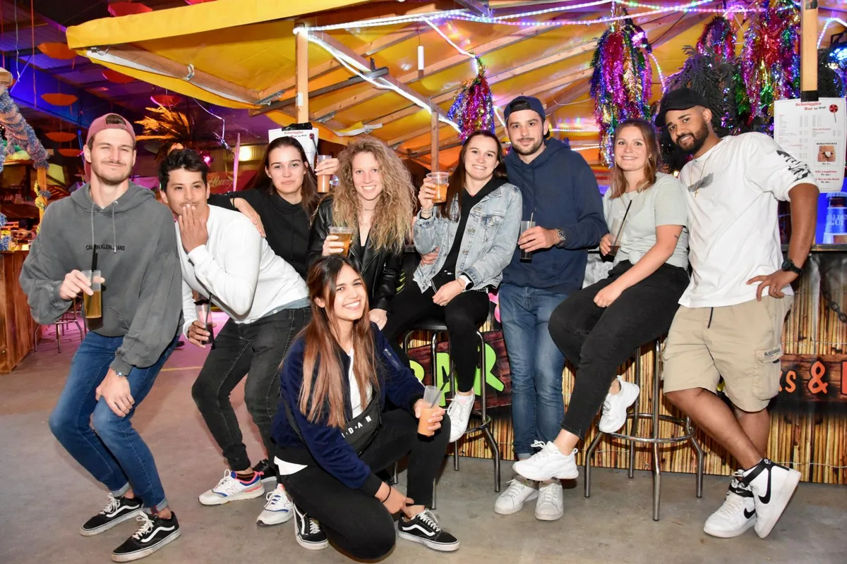 https-zueriost-ch-sites-default-files-elvis-media-2022-05-20-%2520pub-festival_wetzikon_besucherinnen_2_mav_preview-jpg Zusammen feiern ist cooler: In der Gruppe den Ausgang geniessen., Thomas von Allmen ist heute der Organisator, zusammen mit vielen Helferinnen und Helfern., Blick in die Partyhalle, da ist mächtig was los!, Endlich wieder Party!, Der perfekte Ort für einen Junggesellinnenabschied.