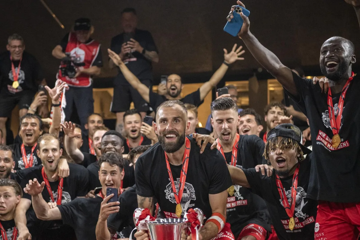 https-zueriost-ch-sites-default-files-elvis-media-2022-05-20220522144124752_preview_0-jpg Der grosse Moment: Granit Lekaj kann im Kreis seiner Teamkollegen den Aufstiegspokal in die Höhe stemmen., Sayfallah Ltaief trifft zum 1:0 gegen Kriens und wird von Granit Lekaj gefeiert., Für den FC Winterthur ist es der erste Aufstieg in die Super League nach 37 Jahren., Der Pfäffiker Lekaj bestritt über 300 Spiele in der Challenge League., Auch der Gossauer Roberto Alves zählt zu den Lieblingen der Fans., Zurück in Winterthur mit dem Pokal.
