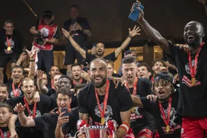 https-zueriost-ch-sites-default-files-elvis-media-2022-05-20220522144124752_preview_0-jpg Der grosse Moment: Granit Lekaj kann im Kreis seiner Teamkollegen den Aufstiegspokal in die Höhe stemmen., Sayfallah Ltaief trifft zum 1:0 gegen Kriens und wird von Granit Lekaj gefeiert., Für den FC Winterthur ist es der erste Aufstieg in die Super League nach 37 Jahren., Der Pfäffiker Lekaj bestritt über 300 Spiele in der Challenge League., Auch der Gossauer Roberto Alves zählt zu den Lieblingen der Fans., Zurück in Winterthur mit dem Pokal.