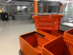 https-zueriost-ch-sites-default-files-elvis-media-2022-05-290422_discounter%2520aathal_4_cb_preview-jpg Die Körbchen schon mal da: Der Migros Outlet in Aathal wird am 19. Mai eröffnet. , Die Kassen für die neue Filiale sind schon installiert.