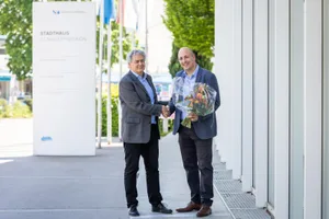 https-zueriost-ch-sites-default-files-elvis-media-2022-05-2wahlgang-stadtpraesident-illnaueffretikon-crm-13_preview-jpg Der Abtretende gratuliert dem Neuen: FDP-Stadtrat Marco Nuzzi (r.) übernimmt das Stadtpräsidium von Ueli Müller (SP).