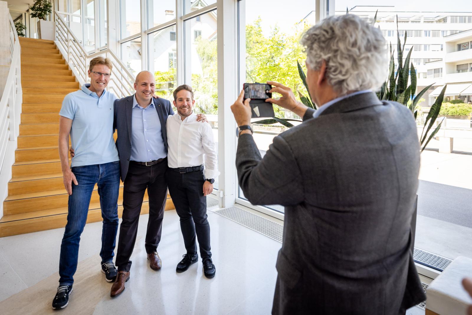 Stadtpräsident Ueli Müller fotografiert die drei FDP-Stadträte Michael Käppeli, Marco Nuzzi und Philipp Wespi.
