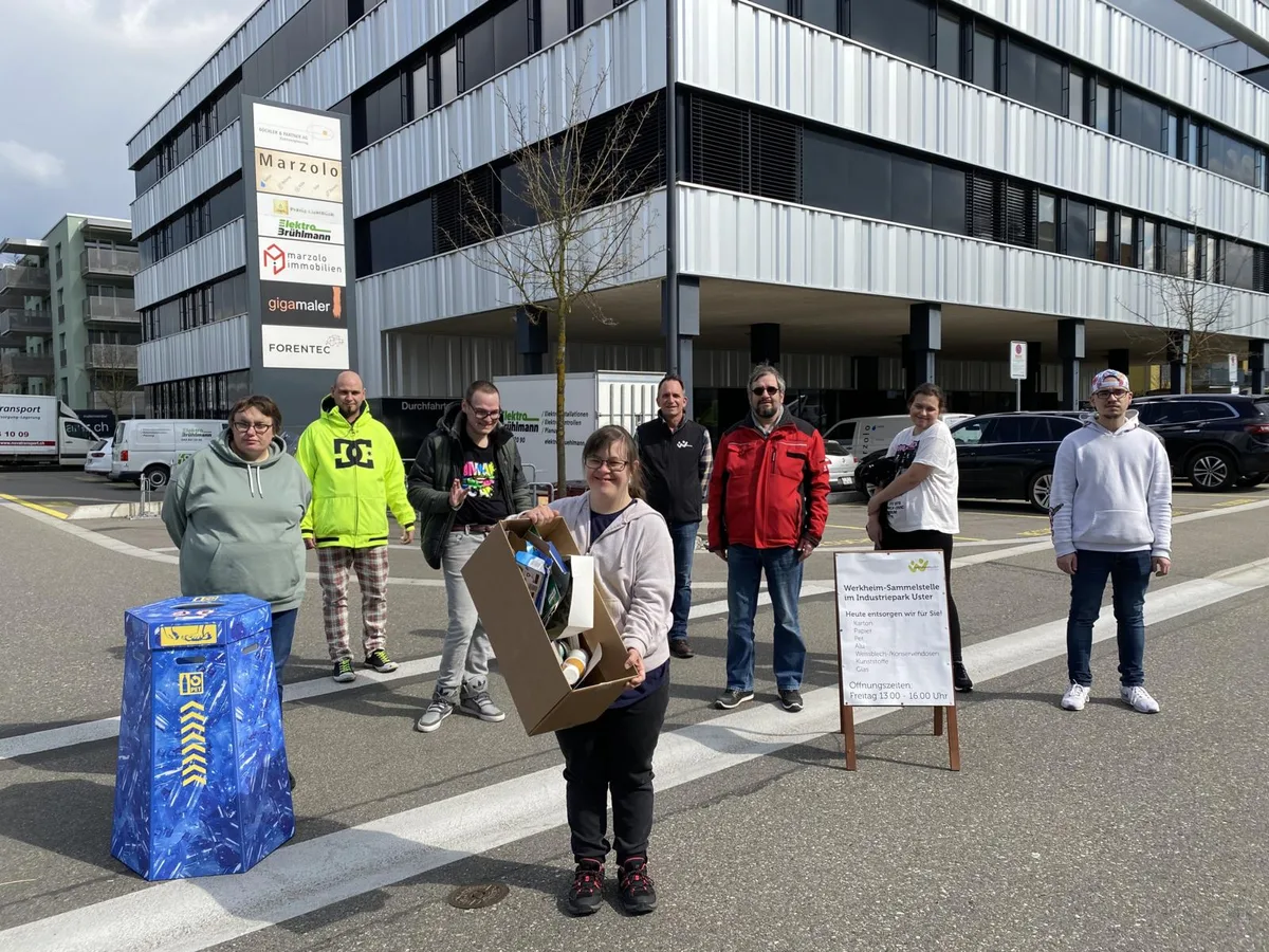 https-zueriost-ch-sites-default-files-elvis-media-2022-05-bild_geb%25c3%25a4ude_mitarbeitende_preview-jpg Im «Mehrwerk» in Uster werden Menschen mit kognitiver Beeinträchtigung gefördert., Die Rezeption sorgt dafür, dass im «Mehrwerk» alles rund läuft.
