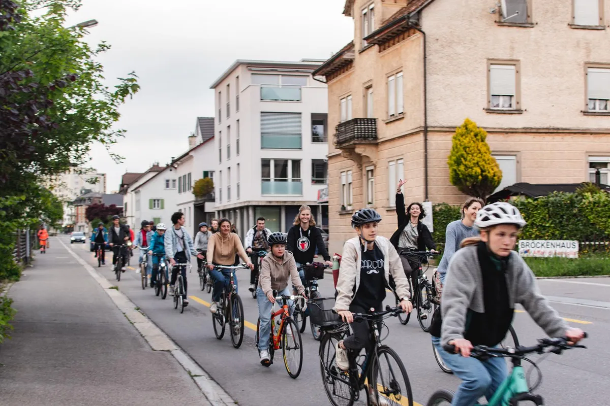 https-zueriost-ch-sites-default-files-elvis-media-2022-05-dsc_0172-1_preview-jpg Freude herrst: Uster hat unter den mittelgrossen Städten den zweiten Platz beim Prix Velo erreicht.