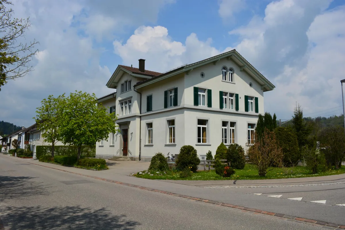 Die Wilemer wollen das das Erdgeschoss vom Alten Primarschulhaus weiterhin öffentlich nutzen., Das Batz-Haus, welches heute das Ortsmuseum beheimatet, soll stehen gelassen werden., Der Gemeinderat prüft den Verkauf des Peterhauses.