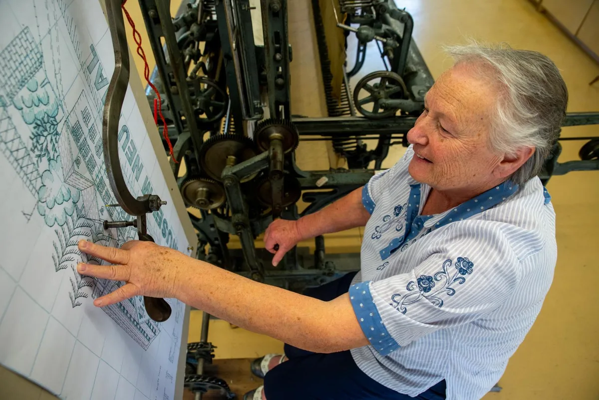 Brigitte Nauer aus Bäretswil arbeitet im Museum Neuthal als Freiwillige., Ihr war sofort klar, wie die Handstickmaschine aus dem 19. Jahrhundert funktioniert., Sticken ist ihre Leidenschaft., Im Museum gibt es auch eine Maschine, um die feinen Nadeln aufzuziehen. Sie ist funktionstüchtig.