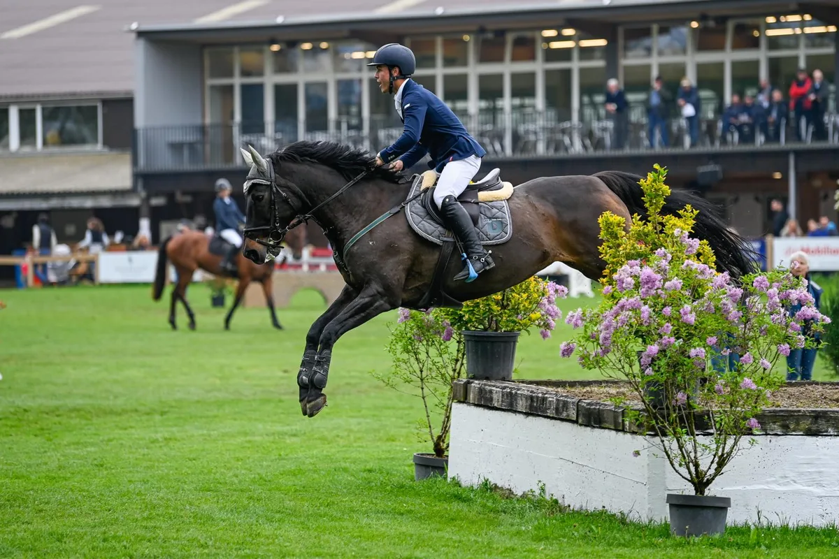 https-zueriost-ch-sites-default-files-elvis-media-2022-05-derby-sieger_jan%2520honegger_preview-jpg Junger Sieger: Der erst 16-jährige Jan Honegger gewann das erstmals ausgetragene Derby., Im OKV-Cup setzte sich der Reitverein Tösstal durch.