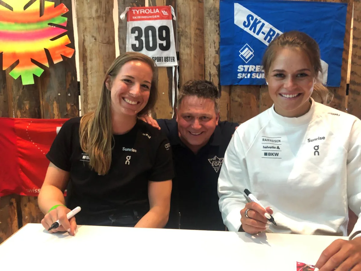 Mit dem abtretenden Hinteregger Trainer Dominique Pittet (M): Olympiasiegerin Corinne Suter (r) und Jasmine Flury., Brigitte Oertli präsentiert ihre zwei Olympia- und die WM-Medaille., Ein Selfie mit Corinne Suter.