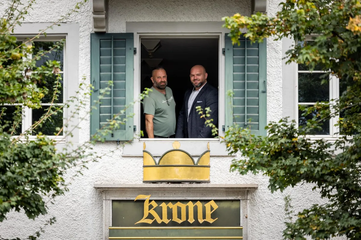 hinwil_10092021_krone_crm_2_preview Samet Rahmani (rechts) führt das Restaurant Krone künftig alleine, da sich sein Geschäftspartner Peach Keller zurückgezogen hat.