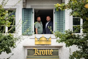 hinwil_10092021_krone_crm_2_preview Samet Rahmani (rechts) führt das Restaurant Krone künftig alleine, da sich sein Geschäftspartner Peach Keller zurückgezogen hat.