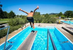 https-zueriost-ch-sites-default-files-elvis-media-2022-05-oberland_24082016_sommer_sbo_21_preview-jpg Ein Sprung ins kühle Nass ist bei hohen Temperaturen ein Segen. Doch wo am besten?
