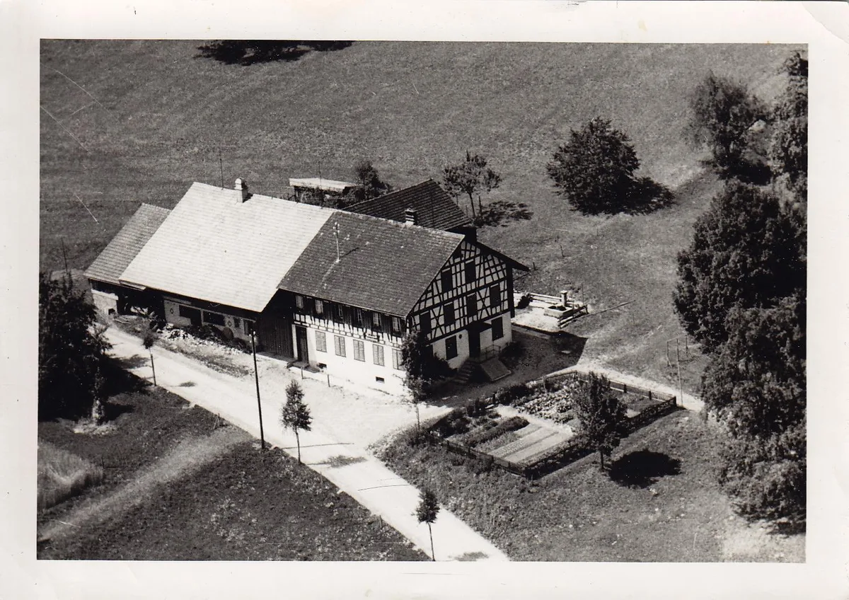 r%c3%bcetschberg%20ca-%201975_preview Der «Rüetschberg» in Seelmatten war jahrelang ein Geheimtipp. 1975 gab es neben der Wirtschaft noch einen grossen Garten., Das Haus befindet sich direkt beim Bichelsee.