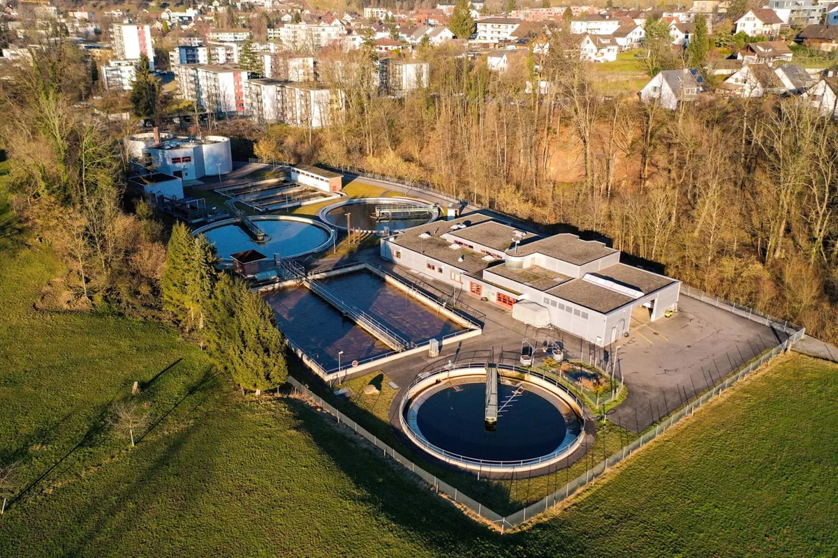 https-zueriost-ch-sites-default-files-elvis-media-2022-05-rueti_07022020_klaeranlage_sbo_7_preview_0-jpg Eine neue Energiequelle für Rütis Zentrum: die lokale Kläranlage.