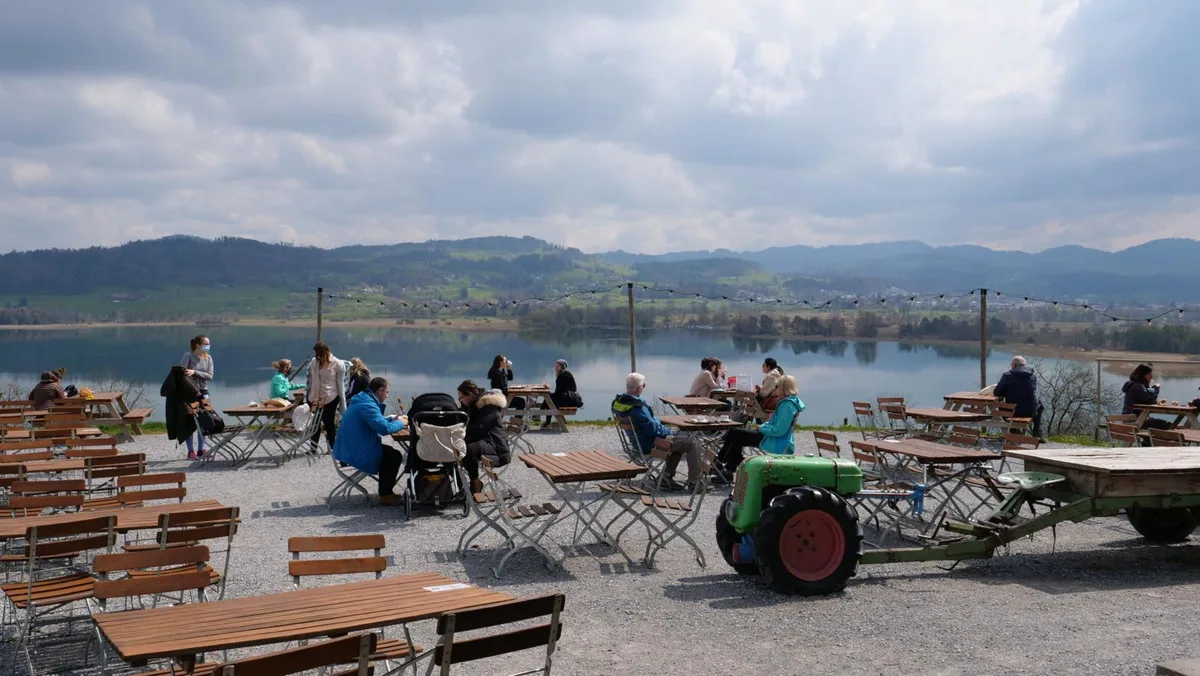 https-zueriost-ch-sites-default-files-elvis-media-2022-05-seegraeben_fruehling_juckerhof_sgr_preview-jpg Die Jucker-Farm in Seegräben hat wie viele andere Gastro-Betriebe in der Region Mühe, Personal zu finden.