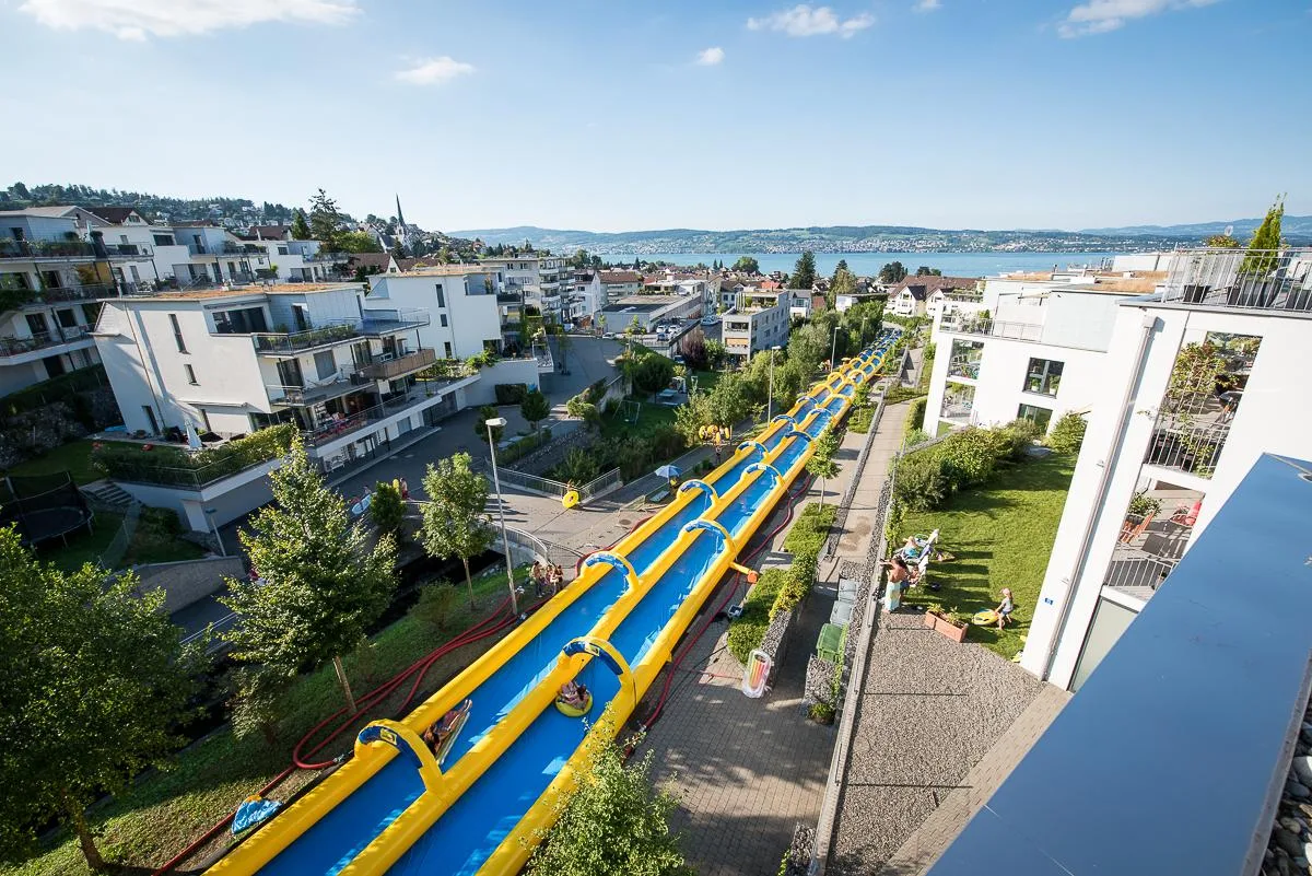 https-zueriost-ch-sites-default-files-elvis-media-2022-05-slide%2520my%2520city%2520richterswil_preview_0-jpg Wie hier einst in Richterswil können Teilnehmerinnen und Teilnehmer in diesem Sommer in Rüti einen Rutschspass geniessen.