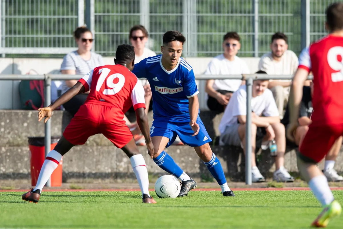 https-zueriost-ch-sites-default-files-elvis-media-2022-05-sport_21052022_fussball_kempttal-effretikon_pif_preview-jpg Der Effretiker Christian Bärtschi versucht Kempttals Ahmed Bello Traore zu versetzen.