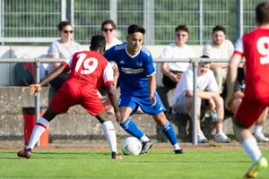 https-zueriost-ch-sites-default-files-elvis-media-2022-05-sport_21052022_fussball_kempttal-effretikon_pif_preview-jpg Der Effretiker Christian Bärtschi versucht Kempttals Ahmed Bello Traore zu versetzen.